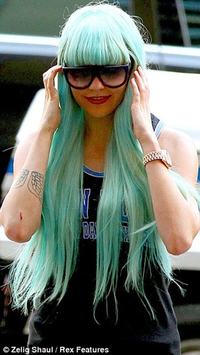 Ngôi sao bị tâm thần Amanda Bynes chuyển viện - 1 Amanda Bynes đã được chuyển tới một bệnh viện khác để tiếp tục điều trị chứng bệnh tâm thần.