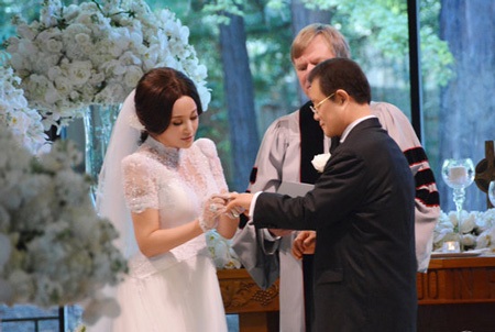 Cả hai cùng trao nhẫn và thề nguyện sống với nhau tới cuối đời.