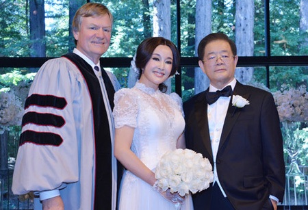 Cả hai cùng trao nhẫn và thề nguyện sống với nhau tới cuối đời.