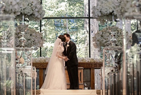 Cả hai cùng trao nhẫn và thề nguyện sống với nhau tới cuối đời.