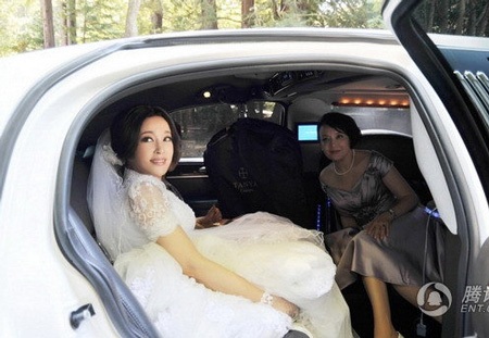 Nữ diễn viên 62 tuổi trẻ đẹp vô cùng trong lễ thành hôn.