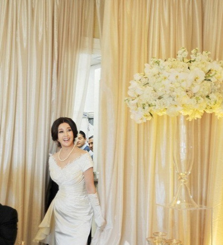 Cô dâu Lưu Hiểu Khánh thay sang một bộ váy khác để dự tiệc cưới.