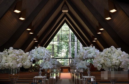 Hoa cưới màu trắng phủ kín phòng tiệc