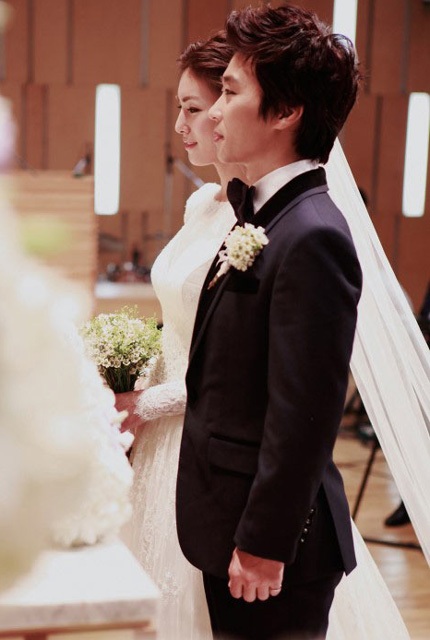 Kim Jung Hwa rạng ngời bên chú rể trong lễ thành hôn tổ chức ngày 24/8 vừa rồi.