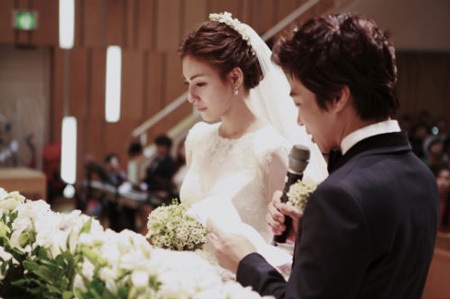 Đám cưới của Kim Jung Hwa diễn ra lãng mạn và khép kín.