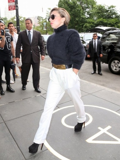 Ngôi sao ca nhạc 27 tuổi ăn mặc kín đáo khi đi dạo phố trong chuỗi ngày bận rộn.