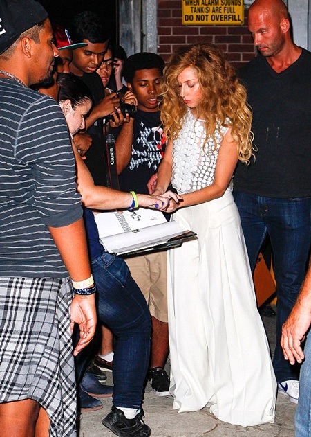 Lady Gaga nán lại để ký tặng khán giả