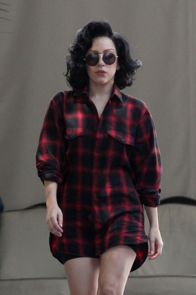 Cuối tuần trước, Lady Gaga còn để tóc đen cổ điển khi đi dạo trên phố