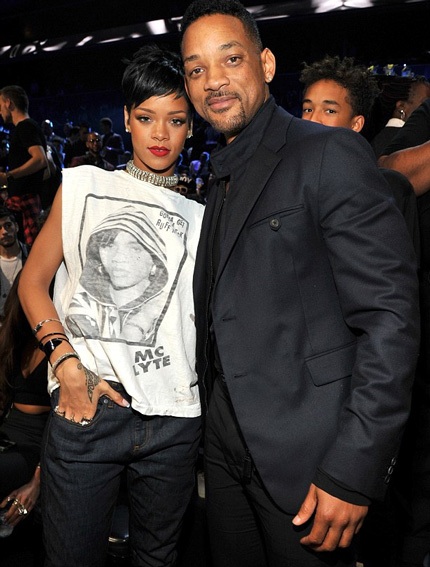 Rihanna kín đáo lạ thường khi tới dự lễ trao giải