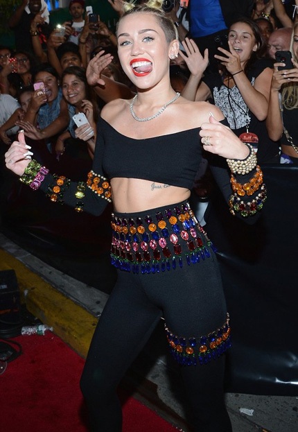 Sốc với màn trình diễn phản cảm của Miley Cyrus - 12 Cô nàng liên tục lè lưỡi khó hiểu
