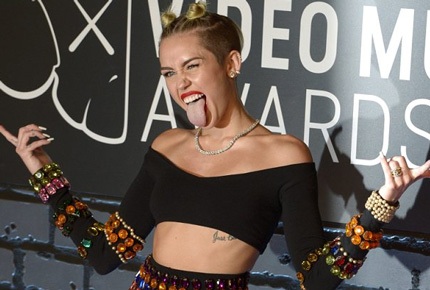 Sốc với màn trình diễn phản cảm của Miley Cyrus - 13 Cô nàng liên tục lè lưỡi khó hiểu