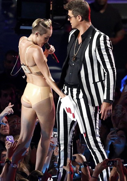 Miley Cyrus ăn mặc gợi cảm và biểu diễn khiêu khích cùng Robin Thicke (36 tuổi) trên sân khấu