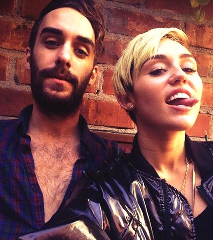 Sao Hollywood bức xúc về phần trình diễn khiêu khích của Miley Cyrus - 2 Người bạn thân - Cheyne Thomas là người duy nhất lên tiếng bênh vực Miley Cyrus