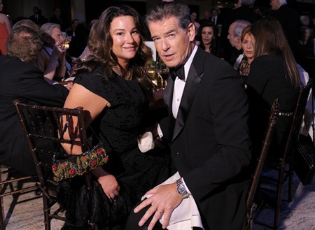 Vợ của “điệp viên” Pierce Brosnan khoe dáng trên biển - 6 Pierce Brosnan luôn tự hào đưa vợ đi tham dự nhiều sự kiện cùng mình.