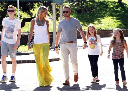 Ronan và bạn gái đưa các con riêng của anh đi chơi tại Sydney