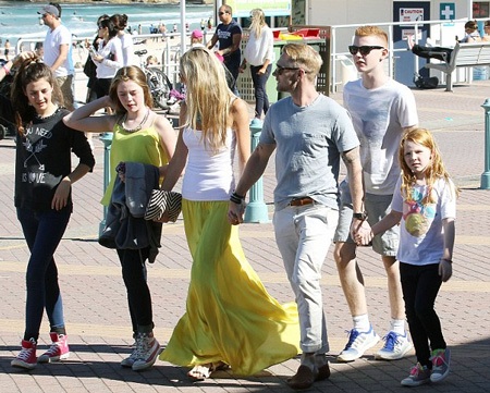 Ronan và bạn gái đưa các con riêng của anh đi chơi tại Sydney