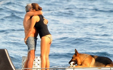 Nhà thiết kế 72 tuổi Robert Cavalli ôm hôn bạn gái tuổi đôi mươi trên du thuyền sang trọng.