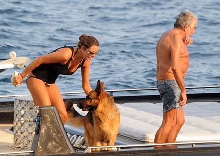 Robert và Lina mang theo người bạn đồng hành là một chú chó lớn