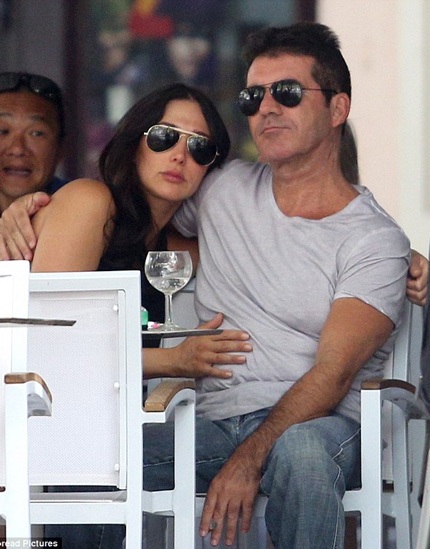 Bạn gái cũ và mới của Simon Cowell tránh mặt nhau