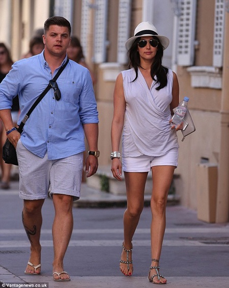 Cặp tình nhân âu yếm nhau. Vào đầu năm tới, họ sẽ lên chức bố mẹ.