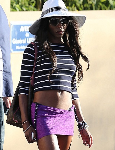 Cặp tình nhân âu yếm nhau. Vào đầu năm tới, họ sẽ lên chức bố mẹ.