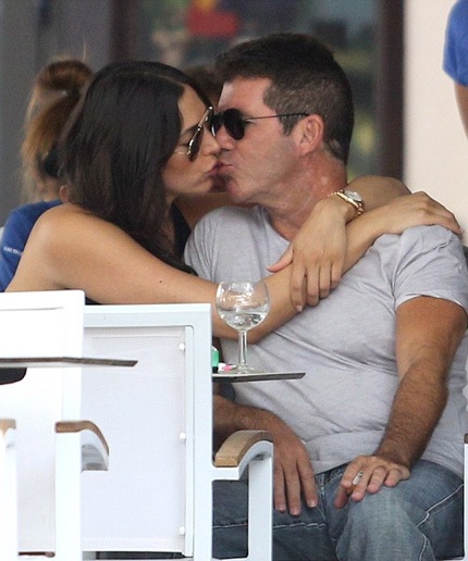 Cặp tình nhân âu yếm nhau. Vào đầu năm tới, họ sẽ lên chức bố mẹ.