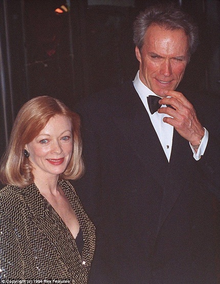 Thêm một tài tử Hollywood chia tay vợ ở tuổi "xế chiều" - 6 Clint và người tình Frances Fisher