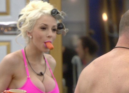 “Cô dâu tuổi teen” lại nâng ngực? - 2 Courtney Stodden liên tục khoe thân hình dao kéo trong những bộ cánh kiệm vải nhất