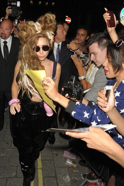 Cô cũng vui vẻ ký tặng khán giả hâm mộ