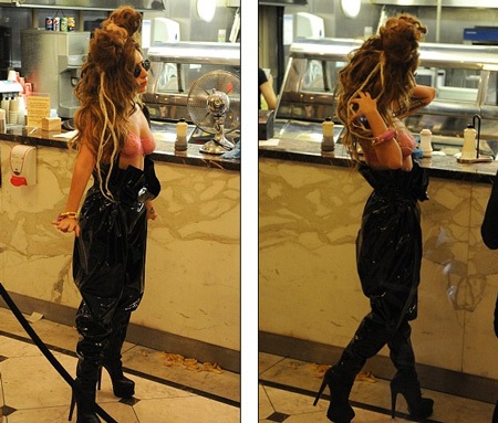 Lady Gaga tự tin tạo dáng trong cửa hàng