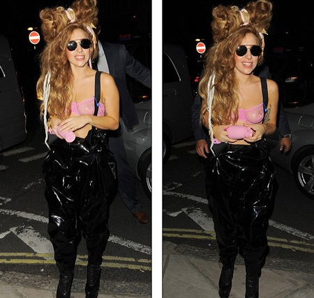 Lady Gaga tự tin tạo dáng trong cửa hàng