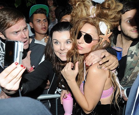 Lady Gaga tự tin tạo dáng trong cửa hàng