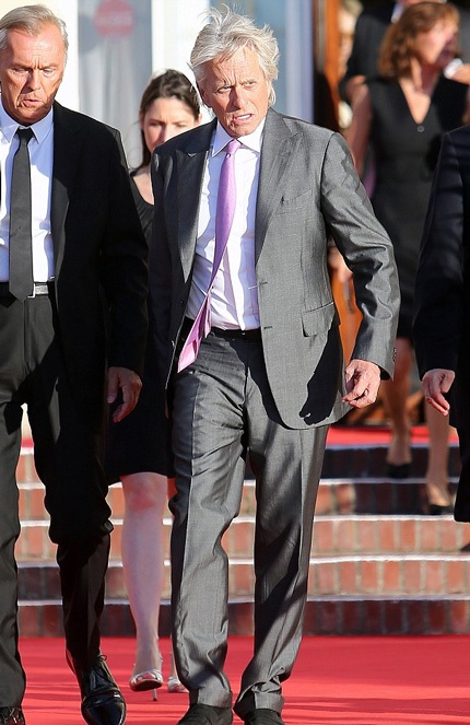 Michael Douglas muốn hàn gắn với vợ - 3 Michael Doughlas tới dự LHP ở Pháp một mình, ngày 30/8.