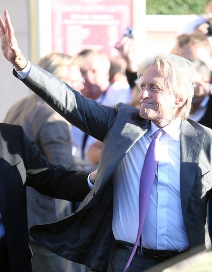 Michael Douglas muốn hàn gắn với vợ - 2 Michael Doughlas tới dự LHP ở Pháp một mình, ngày 30/8.