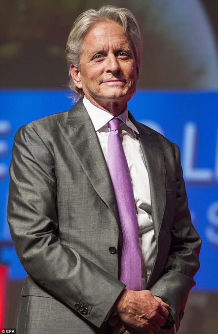 Michael Douglas muốn hàn gắn với vợ - 4 Michael Doughlas tới dự LHP ở Pháp một mình, ngày 30/8.