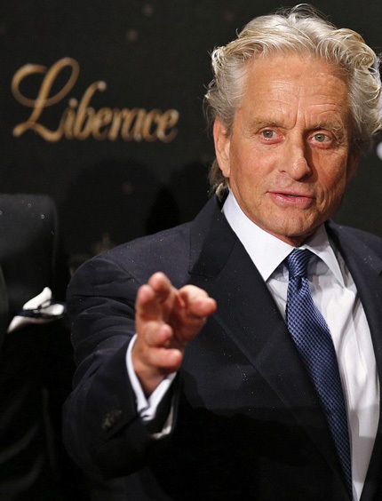 Michael Douglas tin có thể hàn gắn với vợ trẻ - 1 Tâm trạng thoải mái của Michael Doughlas tại Đức.