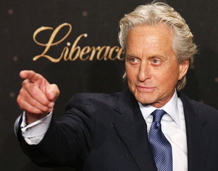 Michael Douglas tin có thể hàn gắn với vợ trẻ - 2 Tâm trạng thoải mái của Michael Doughlas tại Đức.