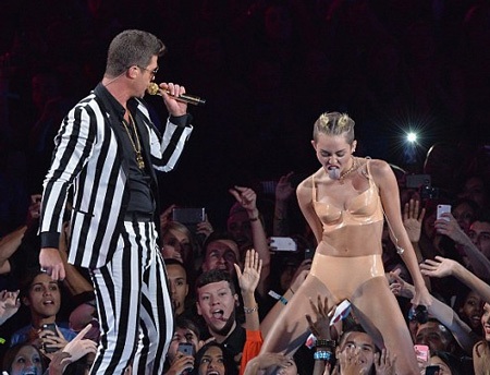 Người khen, kẻ chê phần biểu diễn gợi dục của Miley Cyrus - 2 Miley Cyrus ăn mặc gợi cảm và khiêu khích trên sân khấu