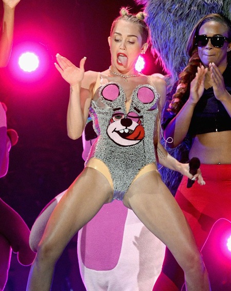 Người khen, kẻ chê phần biểu diễn gợi dục của Miley Cyrus - 3 Miley là một cô gái 20 tuổi và đang cố chứng tỏ mình đã lớn bằng cách biểu diễn khiêu dục?!