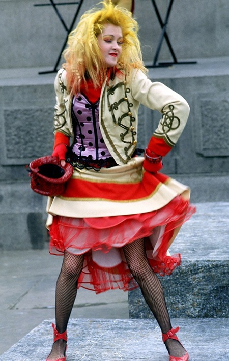 Người khen, kẻ chê phần biểu diễn gợi dục của Miley Cyrus - 5 Nữ ca sĩ Cindy Lauper