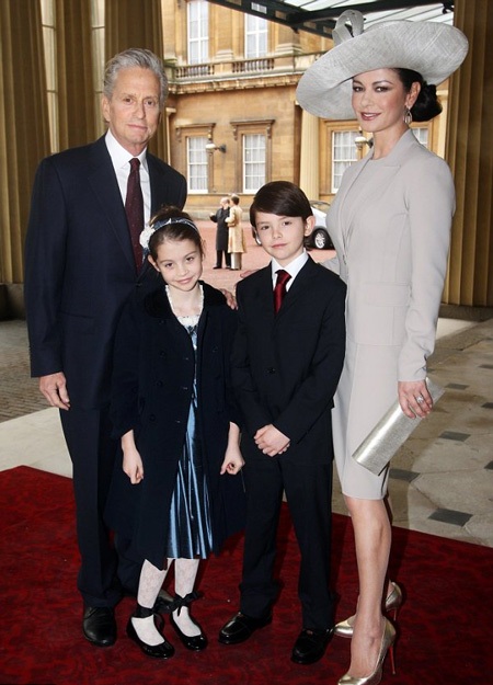 Thăng trầm hôn nhân của Michael Douglas và Catherine Zeta-Jones - 5 Michael và Catherine bên con trai và con gái