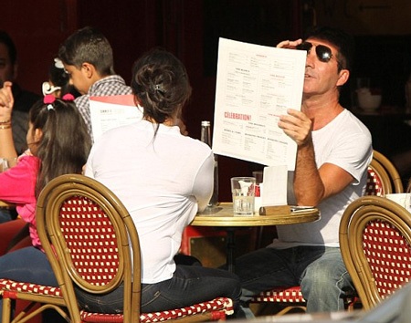 Simon Cowell đưa bạn gái mang bầu ra mắt bạn bè - 9 Simon đang nghiên cứu chọn món