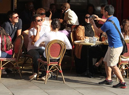Simon Cowell đưa bạn gái mang bầu ra mắt bạn bè - 10 Hai người bị khách hàng trong quán nhận ra và xin được chụp ảnh cùng