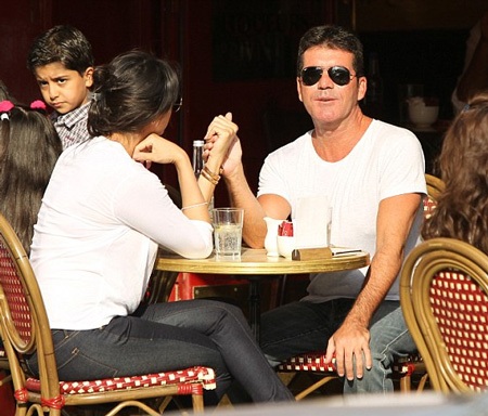 Simon Cowell đưa bạn gái mang bầu ra mắt bạn bè - 7 Trước đó, Simon hò hẹn với bạn gái tại một quán cà phê vỉa hè