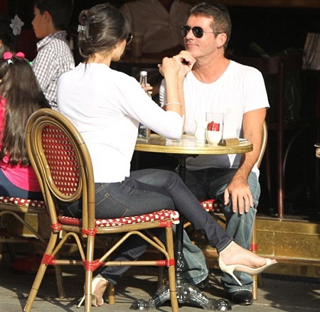 Simon Cowell đưa bạn gái mang bầu ra mắt bạn bè - 8 Trước đó, Simon hò hẹn với bạn gái tại một quán cà phê vỉa hè