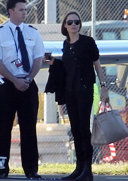 Angelina Jolie tự lái phi cơ riêng - 2 Nữ diễn viên 38 tuổi trông rất năng động và nhanh nhẹn