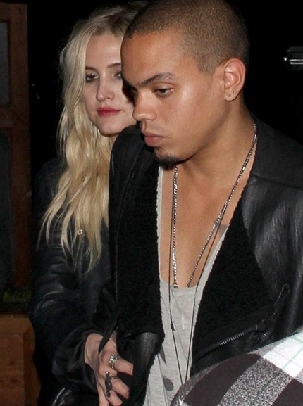 Ashlee Simpson hò hẹn với bạn trai kém 4 tuổi