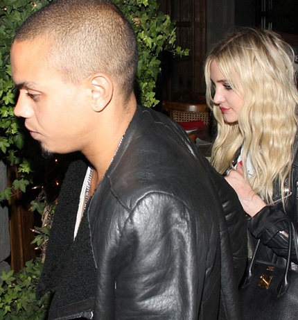 Ashlee Simpson hò hẹn với bạn trai kém 4 tuổi