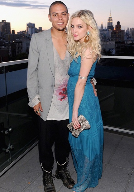 Ashlee Simpson hò hẹn với bạn trai kém 4 tuổi