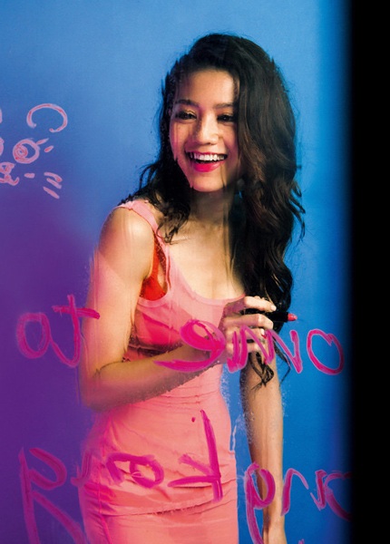 Châu Tú Na trong bộ ảnh mang tên Hong Kong Baby đăng tải trên tạp chí Esquire